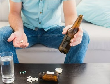 Os perigos da combinação de medicação e álcool: Saiba quais são os principais riscos e as interações mais perigosas