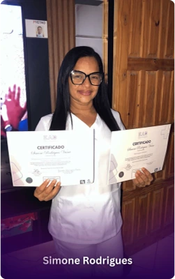 Aluna de enfermagem estudando online